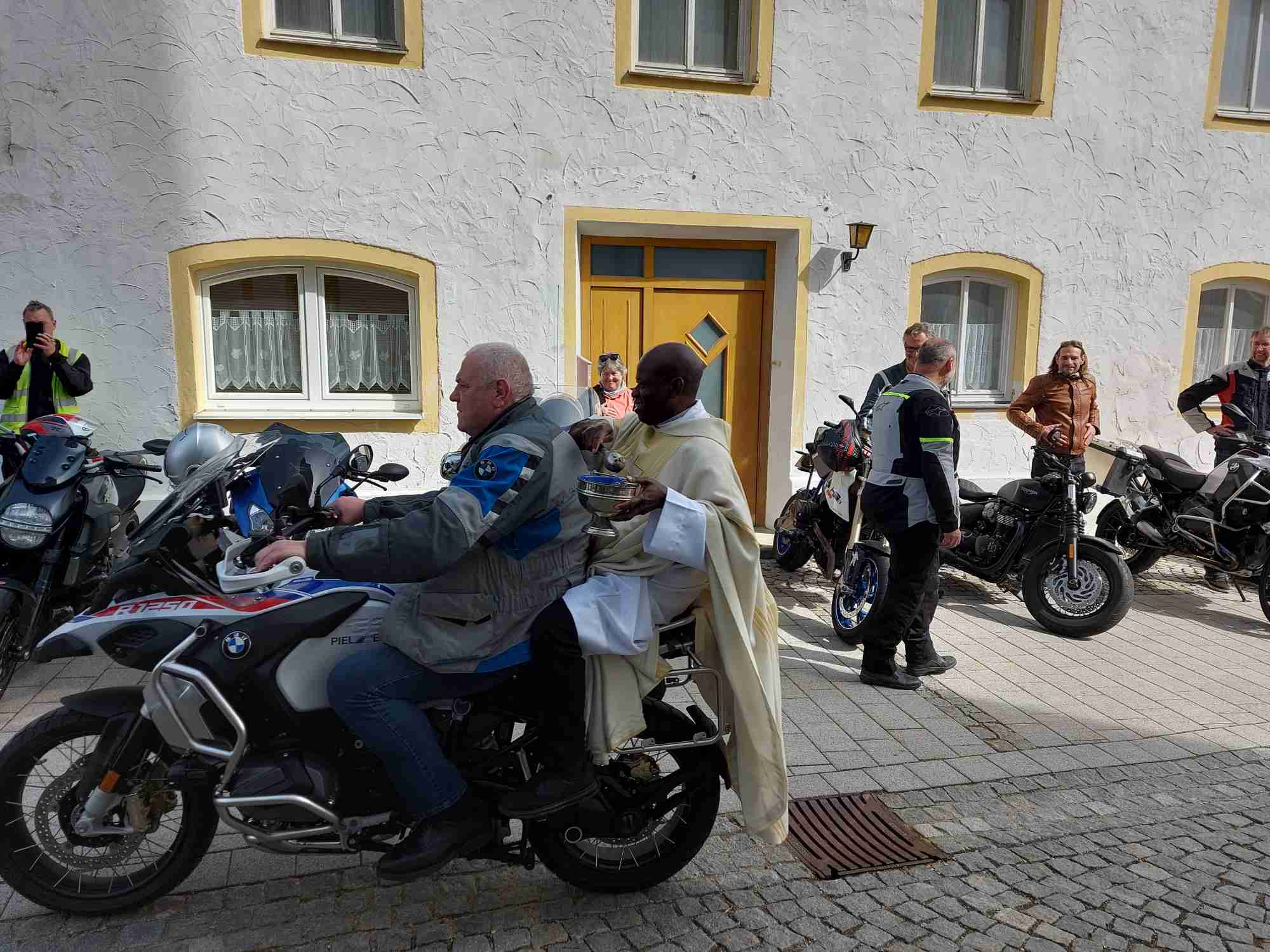 Motorradweihe Bettbrunn und Besuch des Kuhstallkaffees in Illkofen